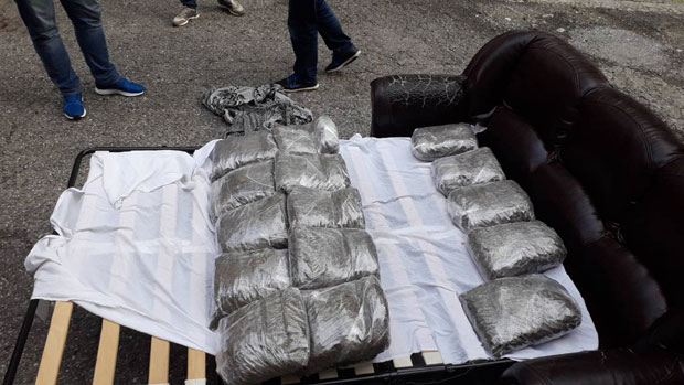 НЕСВАКИДАШЊИ “УЛОВ”: У намештају 47 килограма марихуане (ФОТО)